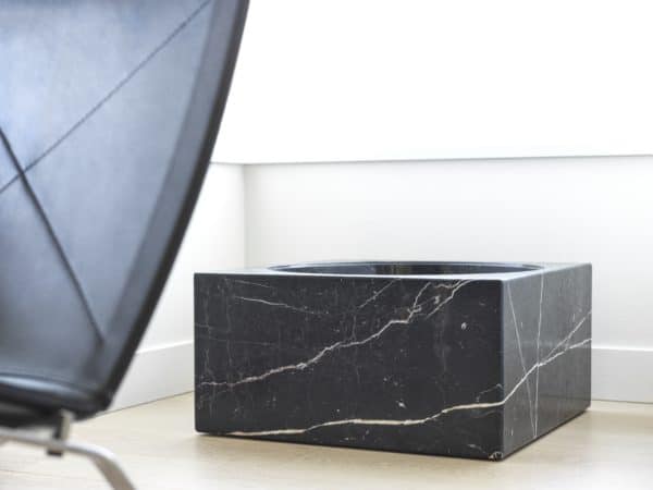 ARCHITECTMADE-PK600-Nero-Marquina-Poul-Kjærholm-2